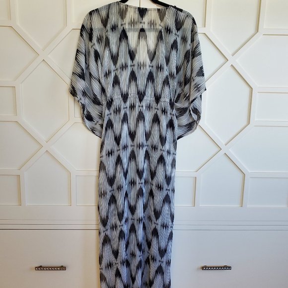 Woman's Maxi Kaftan Black & Off-white pattern, size Medium - Picture 5 of 6